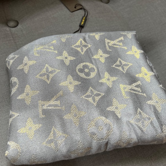 New Louis Vuitton Paris VL Pashmina Scarf Shawl Cashmere Silk Silver Gold Logo - Picture 9 of 13
